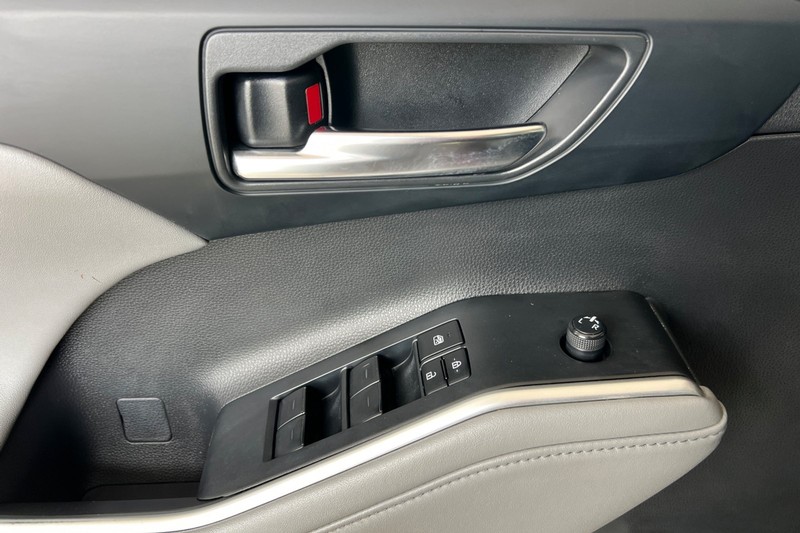 Toyota Highlander Vehicle Full-screen Gallery Image 11