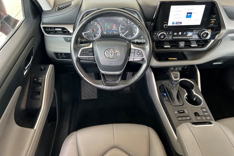 Toyota Highlander Vehicle Full-screen Gallery Image 14
