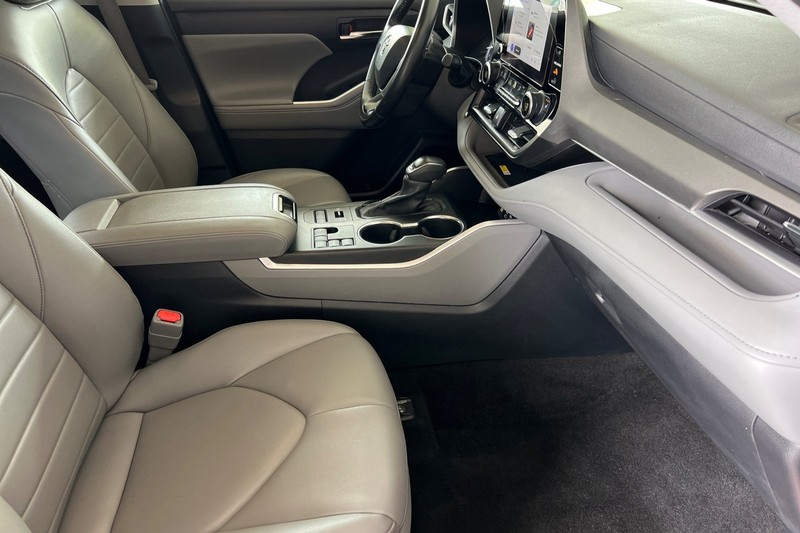 Toyota Highlander Vehicle Full-screen Gallery Image 16