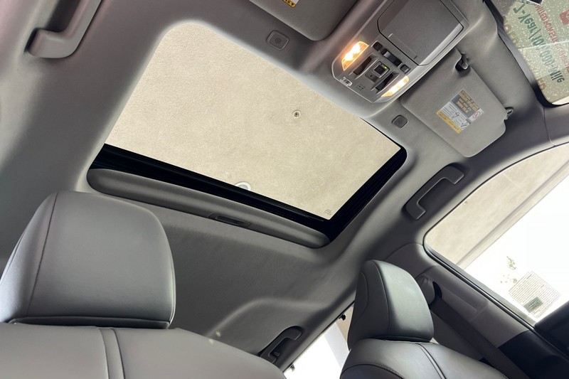 Toyota Highlander Vehicle Full-screen Gallery Image 17