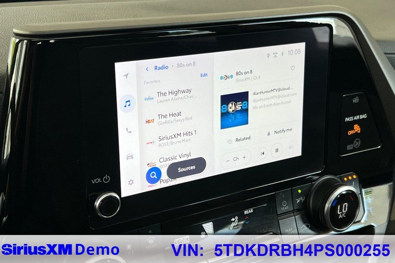 Toyota Highlander Vehicle Full-screen Gallery Image 28