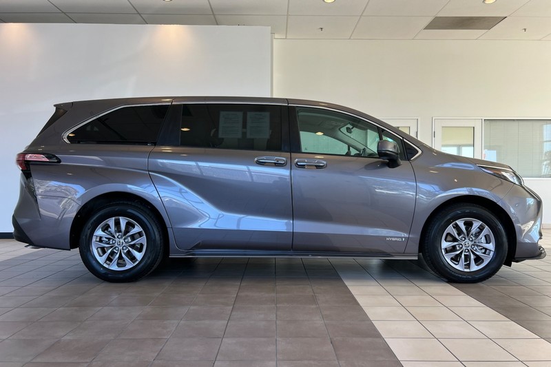 Toyota Sienna Vehicle Full-screen Gallery Image 03