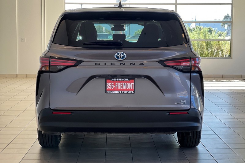 Toyota Sienna Vehicle Full-screen Gallery Image 05