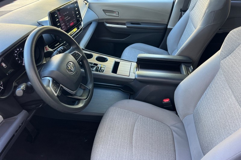 Toyota Sienna Vehicle Full-screen Gallery Image 10