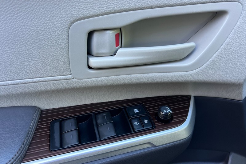 Toyota Sienna Vehicle Full-screen Gallery Image 11