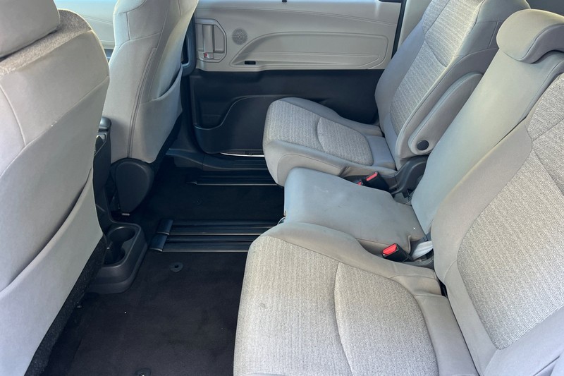 Toyota Sienna Vehicle Full-screen Gallery Image 12