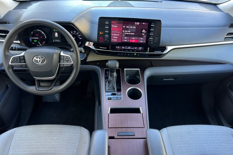 Toyota Sienna Vehicle Full-screen Gallery Image 13