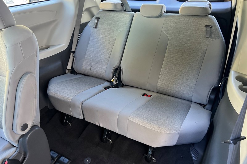 Toyota Sienna Vehicle Full-screen Gallery Image 15