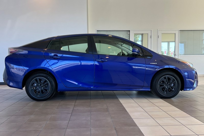 Toyota Prius Vehicle Full-screen Gallery Image 03