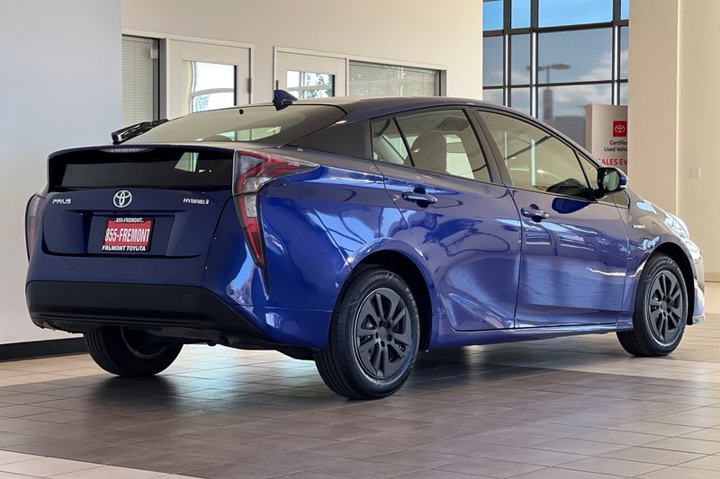 Toyota Prius Vehicle Full-screen Gallery Image 04