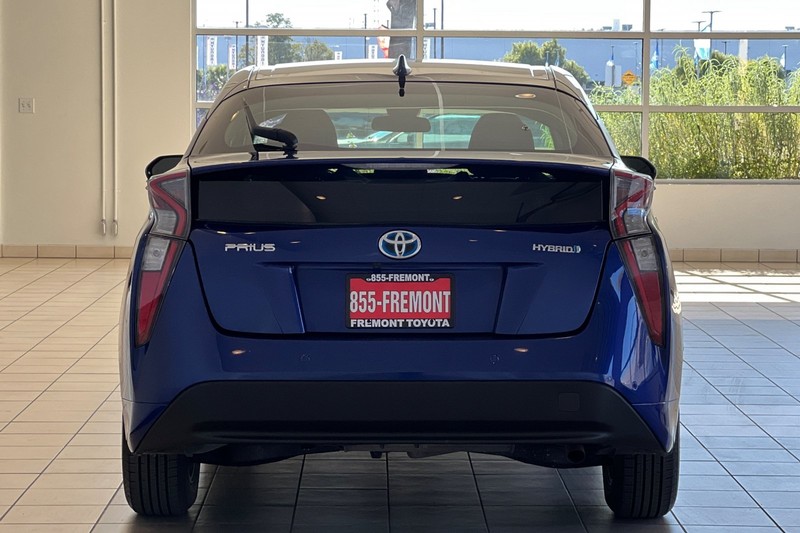 Toyota Prius Vehicle Full-screen Gallery Image 05