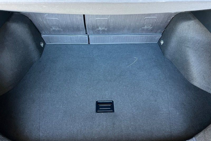 Toyota Prius Vehicle Full-screen Gallery Image 15