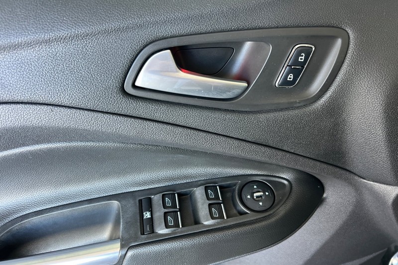 Ford C-Max Energi Vehicle Full-screen Gallery Image 11