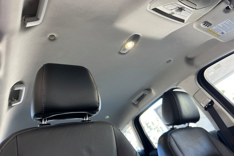 Ford C-Max Energi Vehicle Full-screen Gallery Image 17