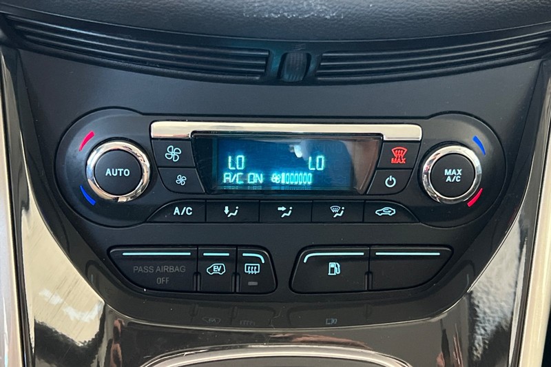 Ford C-Max Energi Vehicle Full-screen Gallery Image 19