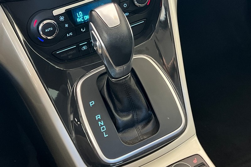 Ford C-Max Energi Vehicle Full-screen Gallery Image 20