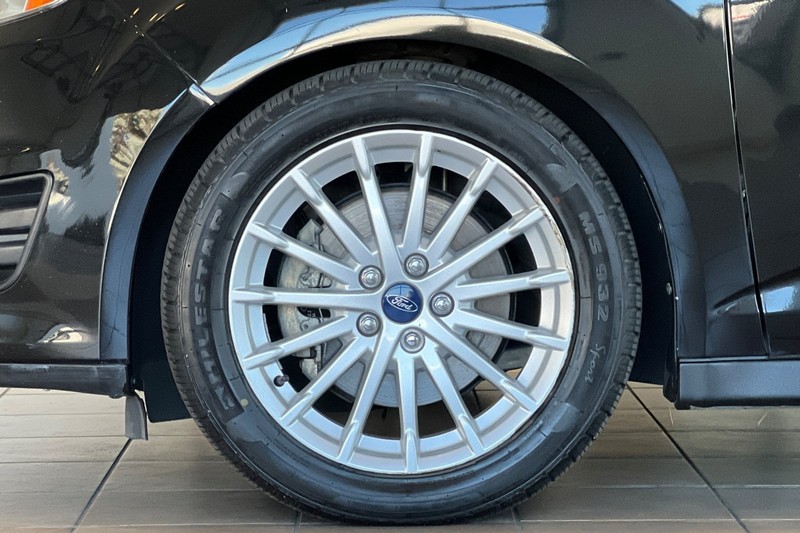 Ford C-Max Energi Vehicle Full-screen Gallery Image 25