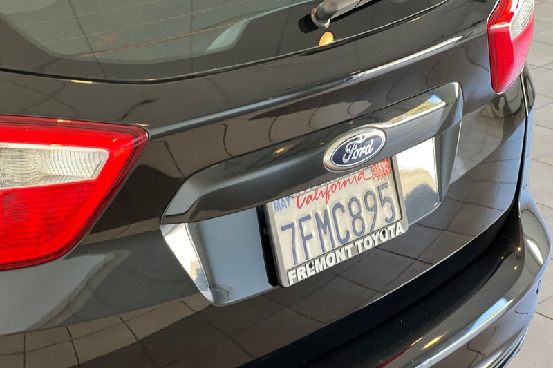 Ford C-Max Energi Vehicle Full-screen Gallery Image 26