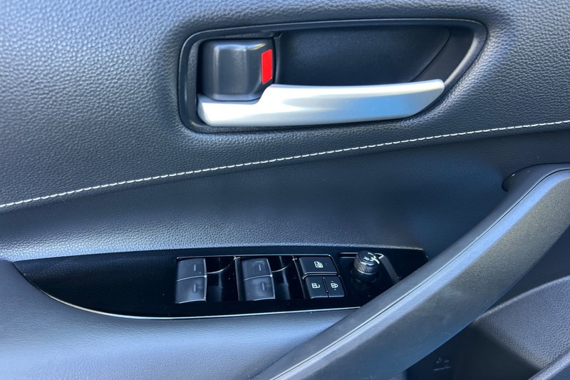 Toyota Corolla Vehicle Full-screen Gallery Image 11