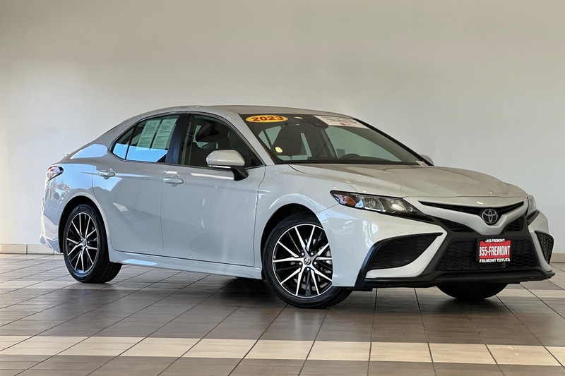 Toyota Camry Vehicle Full-screen Gallery Image 02