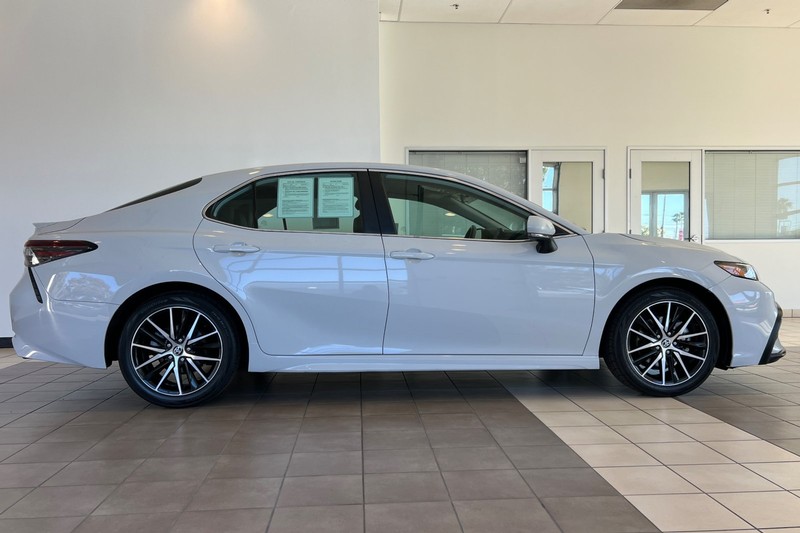 Toyota Camry Vehicle Full-screen Gallery Image 03