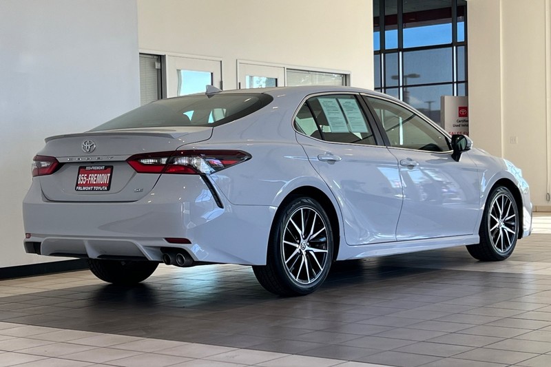 Toyota Camry Vehicle Full-screen Gallery Image 04