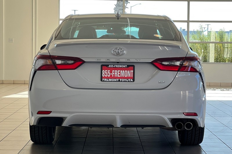 Toyota Camry Vehicle Full-screen Gallery Image 05