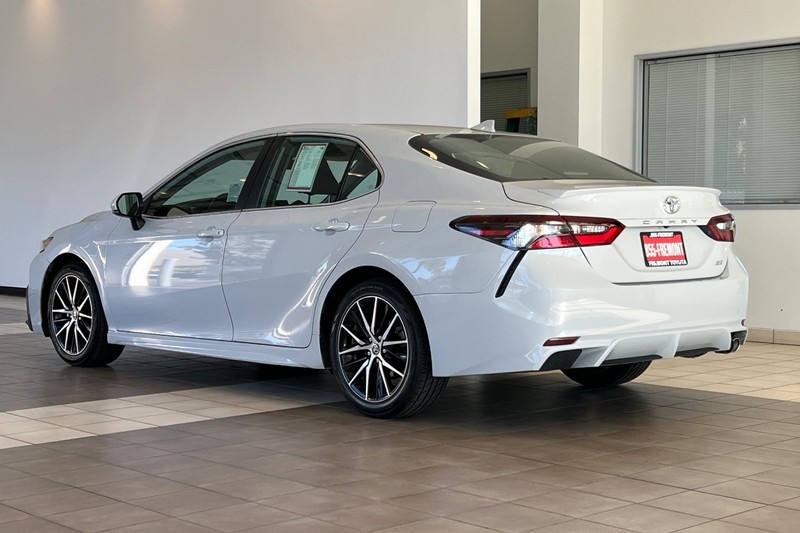 Toyota Camry Vehicle Full-screen Gallery Image 06