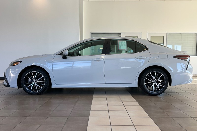 Toyota Camry Vehicle Full-screen Gallery Image 07