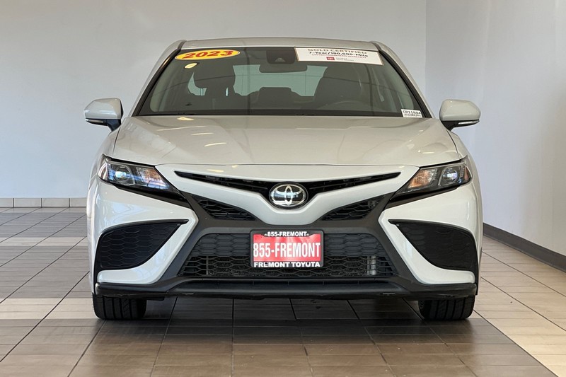 Toyota Camry Vehicle Full-screen Gallery Image 09