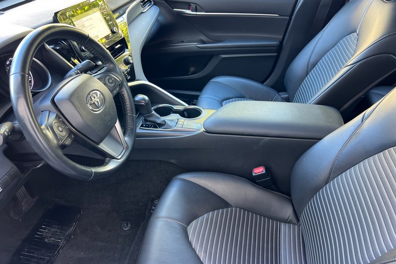 Toyota Camry Vehicle Full-screen Gallery Image 10