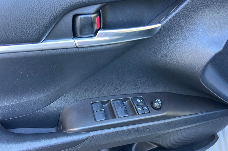 Toyota Camry Vehicle Full-screen Gallery Image 11