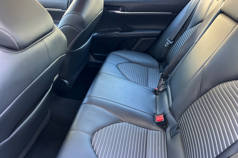 Toyota Camry Vehicle Full-screen Gallery Image 12