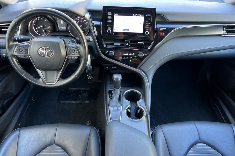 Toyota Camry Vehicle Full-screen Gallery Image 13