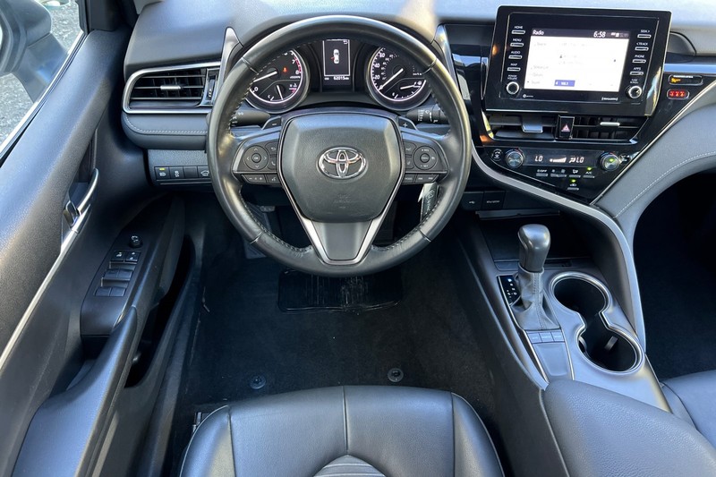 Toyota Camry Vehicle Full-screen Gallery Image 14