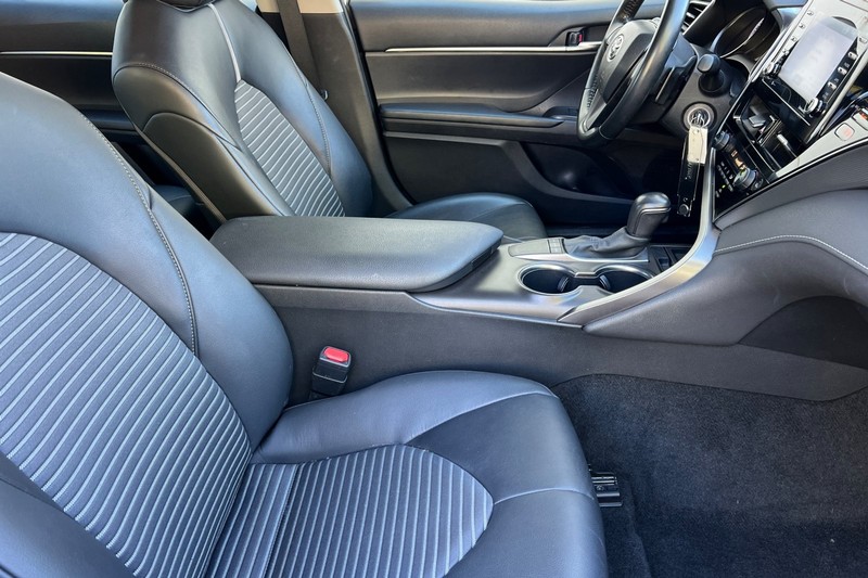 Toyota Camry Vehicle Full-screen Gallery Image 15