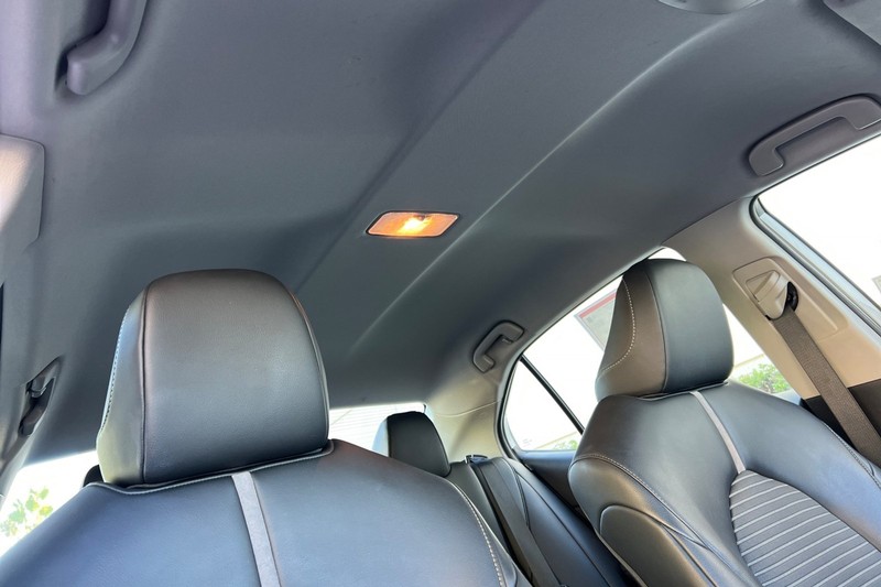 Toyota Camry Vehicle Full-screen Gallery Image 16