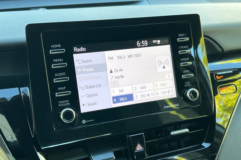 Toyota Camry Vehicle Full-screen Gallery Image 17