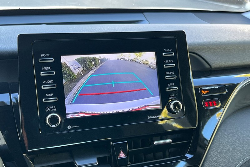 Toyota Camry Vehicle Full-screen Gallery Image 18