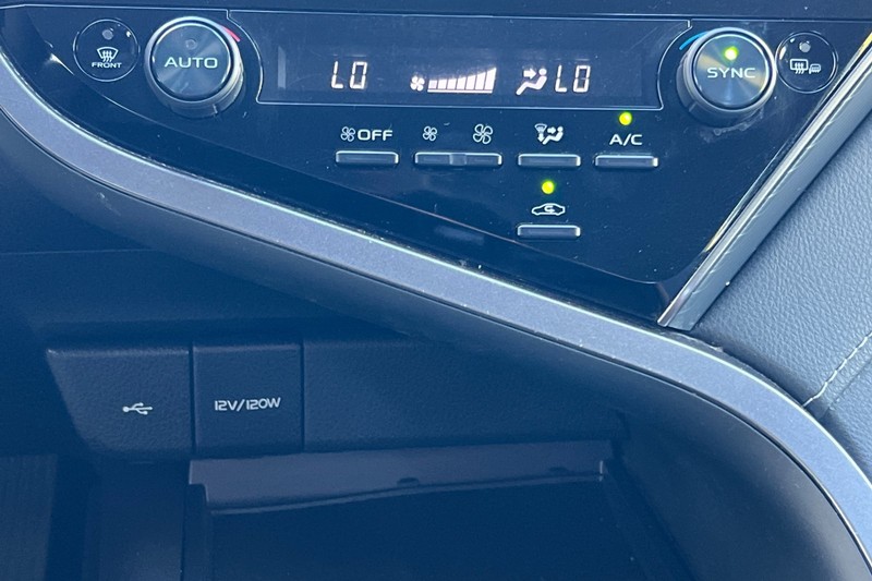 Toyota Camry Vehicle Full-screen Gallery Image 19
