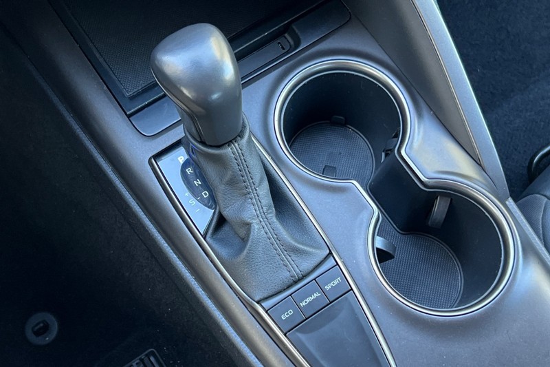 Toyota Camry Vehicle Full-screen Gallery Image 20