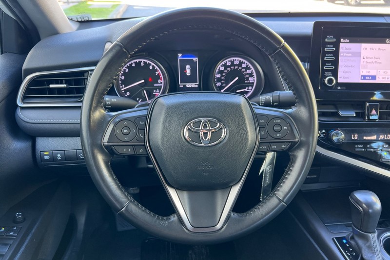 Toyota Camry Vehicle Full-screen Gallery Image 21