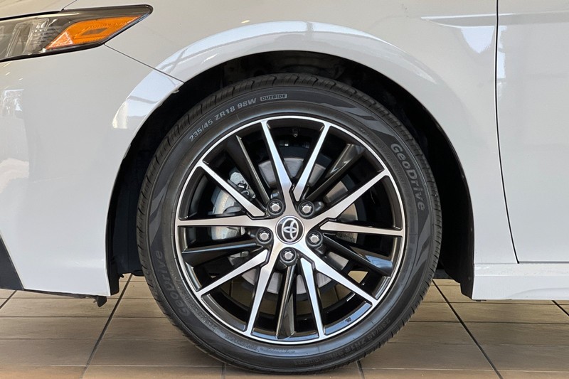 Toyota Camry Vehicle Full-screen Gallery Image 24