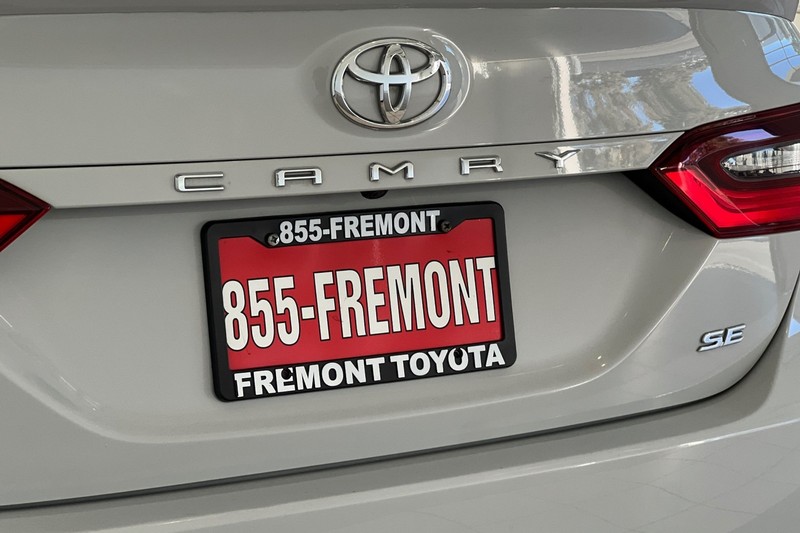 Toyota Camry Vehicle Full-screen Gallery Image 25