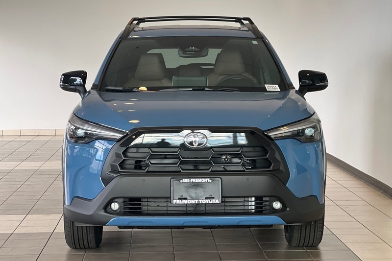 Toyota Corolla Cross Vehicle Full-screen Gallery Image 03