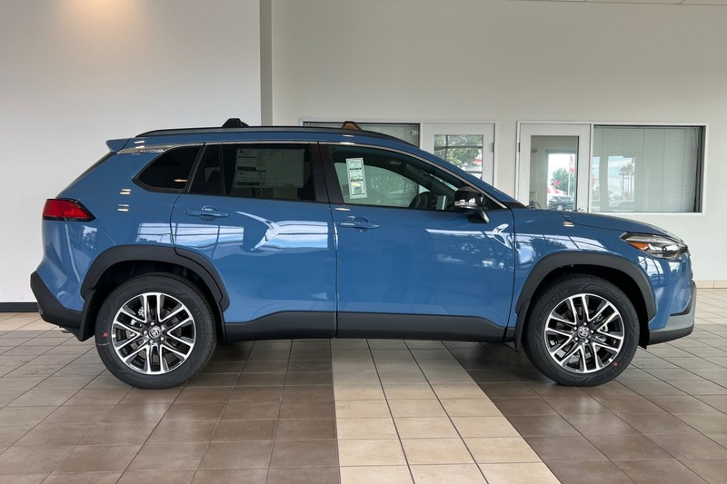 Toyota Corolla Cross Vehicle Full-screen Gallery Image 04