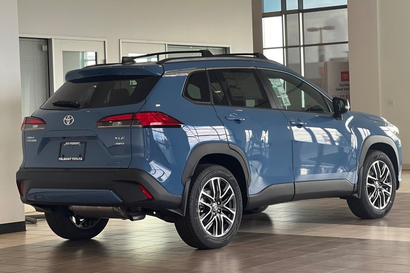 Toyota Corolla Cross Vehicle Full-screen Gallery Image 05