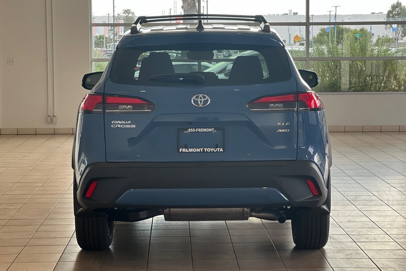 Toyota Corolla Cross Vehicle Full-screen Gallery Image 06