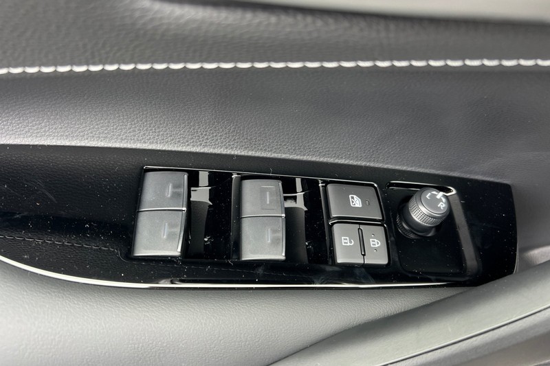 Toyota Corolla Hatchback Vehicle Full-screen Gallery Image 09