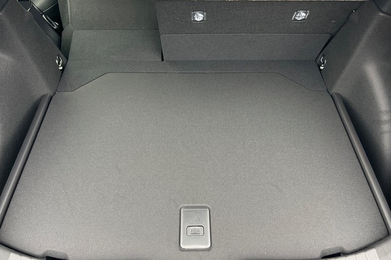 Toyota Corolla Hatchback Vehicle Full-screen Gallery Image 13